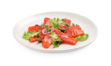 Beyaz kapari, marul, mikroçim ve soğanlı somon carpaccio.