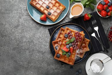 Gri masada servis edilen böğürtlenli Belçika waffleları. Metin için boşluk