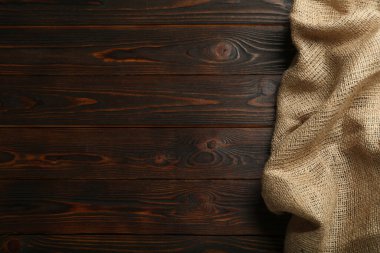 Çuval bezi ahşap masa, üst manzara. Metin için boşluk