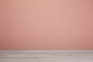 Soluk pembe duvarlı boş bir oda. İç tasarım