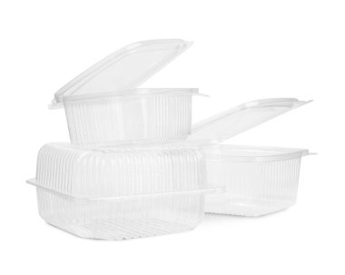 Beyaz arka planda yiyecek için boş plastik kaplar