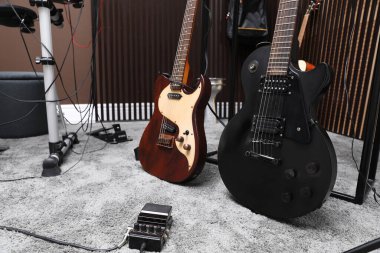 Kayıt stüdyosunda elektro gitarlar ve pedal. Müzik grubu alıştırması