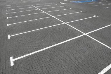 Açık havada beyaz çizgili boş otoparklar.