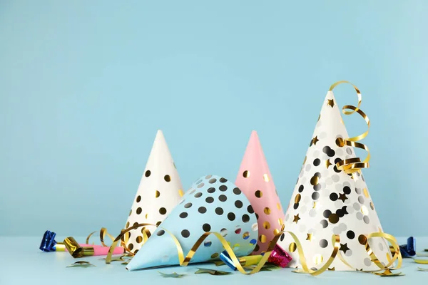 Cappelli Festa Colorati Oggetti Festivi Sfondo Azzurro Spazio Testo — Foto Stock