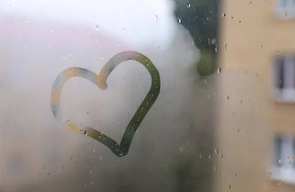Sisli Pencereye Kalp Çizilmiş Yağmurlu Hava — Stok fotoğraf