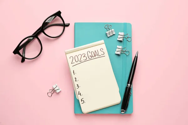 Notizbuch Mit Der Aufschrift 2023 Tore Stift Und Brille Auf — Stockfoto