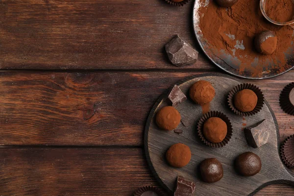 Deliciosas Trufas Chocolate Com Cacau Mesa Madeira Flat Lay Espaço — Fotografia de Stock