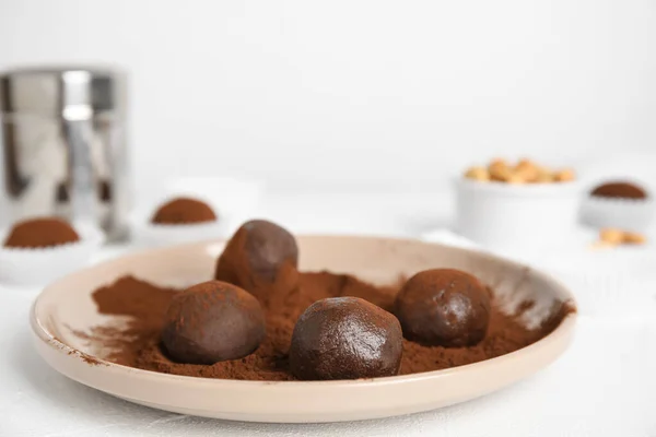 Тарелка Вкусными Шоколадными Трюфелями Какао Порошком Белом Столе Крупным Планом — стоковое фото