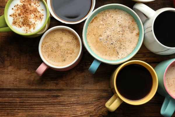 Muitas Xícaras Diferentes Cafés Mesa Madeira Flat Lay — Fotografia de Stock