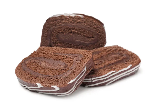 Skivor Välsmakande Choklad Tårta Rulle Med Grädde Vit Bakgrund — Stockfoto
