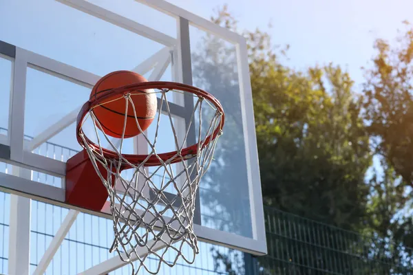 Pallone Basket Cerchio Con Rete All Aperto Nella Giornata Sole — Foto Stock
