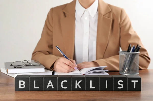 Zwarte Kubussen Met Woord Blacklist Vrouw Werken Houten Bureau Close — Stockfoto