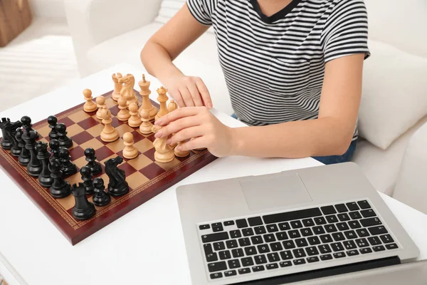 Женщина Играет Шахматы Партнером Через Онлайн Видео Чат Дома Крупным — стоковое фото