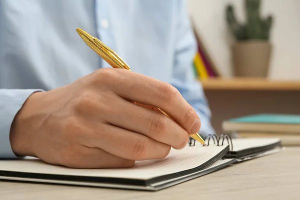 Man Schrijven Met Pen Notitieboekje Aan Witte Houten Tafel Close — Stockfoto