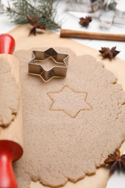 自制的圣诞饼干 滚动销和曲奇饼切割机 放在桌子上 — 图库照片
