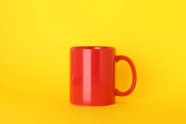 Красная Кружка Желтом Фоне — стоковое фото