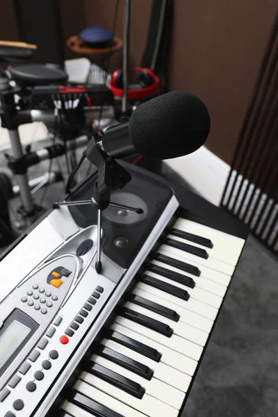 Sintetizador Moderno Com Microfone Estúdio Gravação Prática Banda Musical — Fotografia de Stock