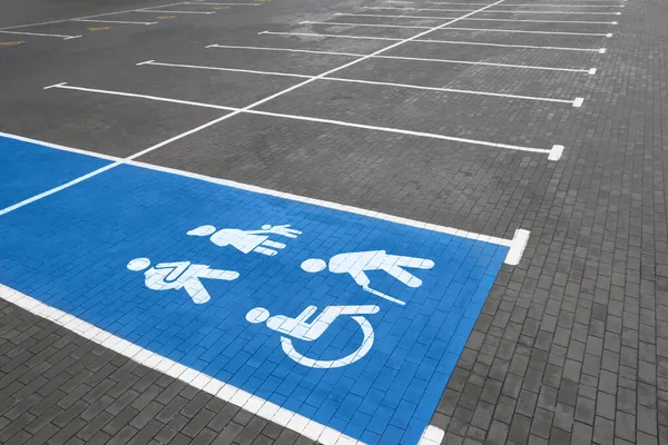 室外有残疾人标志的空车停车场 — 图库照片