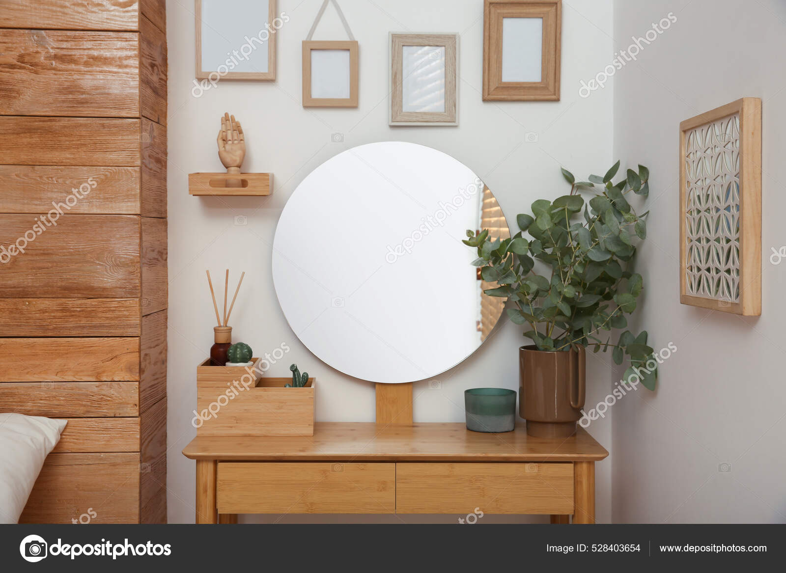 Fotos de Elegante Tocador Espejo Cerca Pared Blanca Interior Diseño  Interiores - Imagen de © NewAfrica #528403654