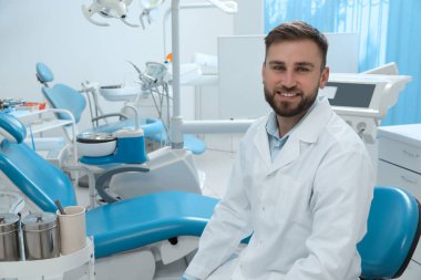 Klinikteki iş yerindeki profesyonel dişçinin portresi