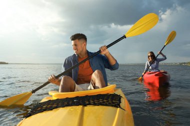 Nehirde kayak yapan güzel bir çift. Yaz etkinliği