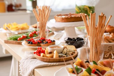 Masada farklı yemekler olan tabaklar. Lüks brunch.