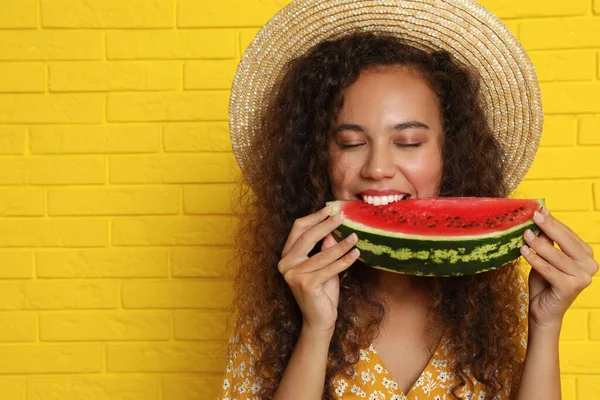 Mooie Jonge Afro Amerikaanse Vrouw Die Watermeloen Eet Buurt Van — Stockfoto
