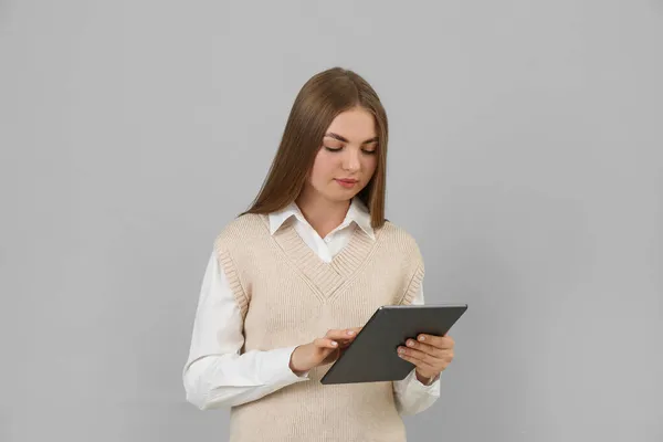 Estudiante Adolescente Usando Tableta Sobre Fondo Gris — Foto de Stock