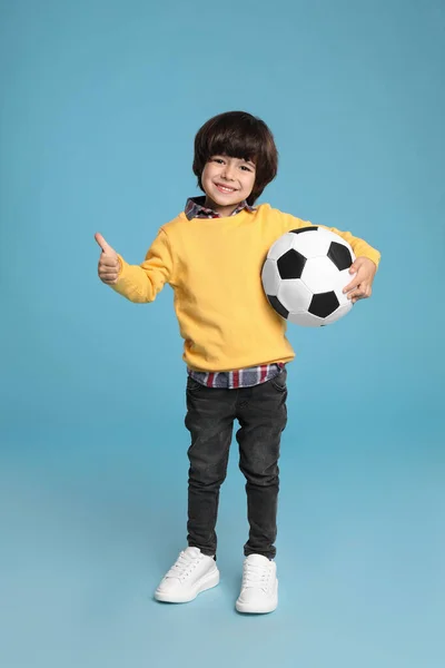 Menino Bonito Com Bola Futebol Fundo Azul Claro — Fotografia de Stock