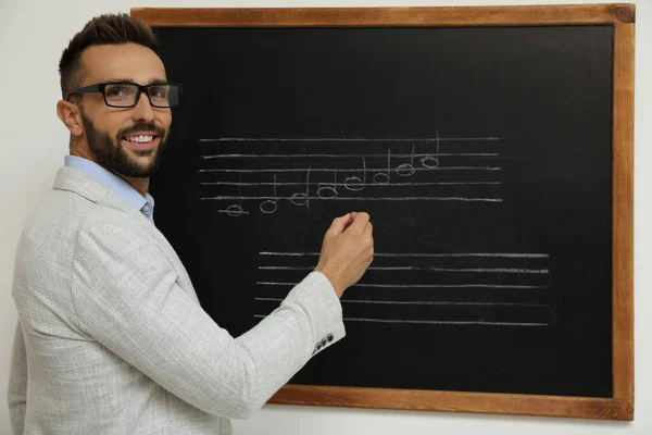 Δάσκαλος Γράφει Μουσική Σημειώσεις Κιμωλία Στον Πίνακα Στην Τάξη — Φωτογραφία Αρχείου