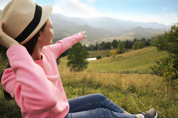 Mujer Joven Disfrutando Una Hermosa Vista Del Paisaje Montaña Espacio — Foto de Stock