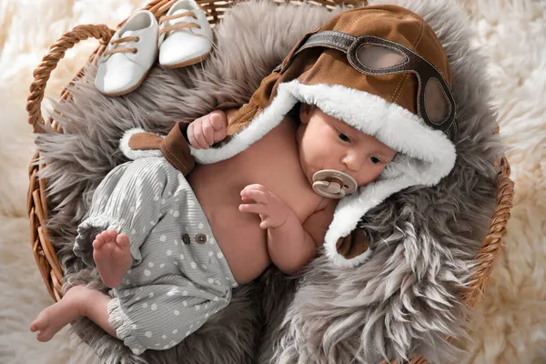 Bebê Recém Nascido Adorável Com Chupeta Cesta Vime Vista Superior — Fotografia de Stock