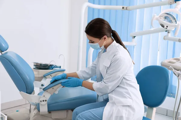 Професійний Стоматолог Білому Пальто Медична Маска Прибирання Робочого Місця Приміщенні — стокове фото