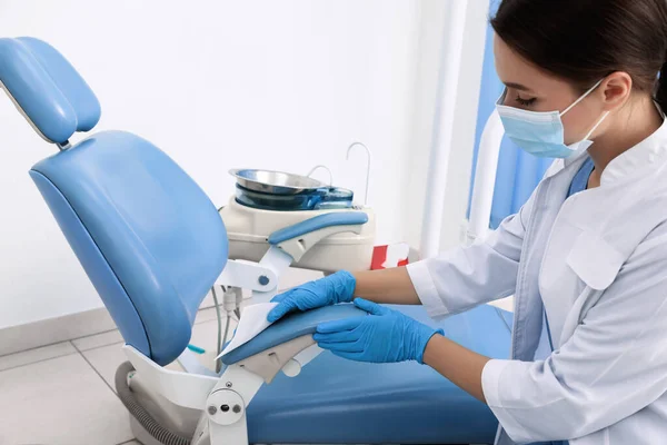 Professional Dentist White Coat Cleaning Workplace Indoors — Stock Photo, Image