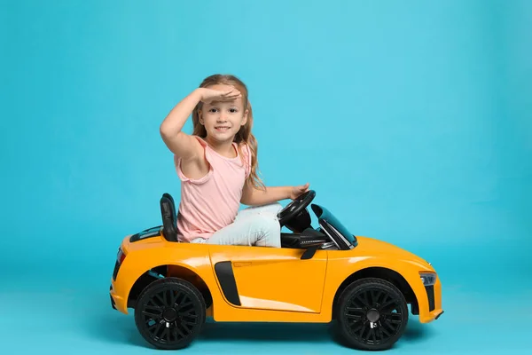 배경에 아이들의 장난감 운전하는 귀여운 — 스톡 사진