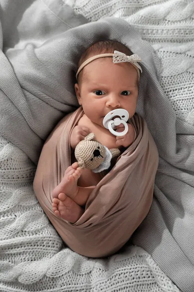 Adorable Bebé Recién Nacido Con Chupete Juguete Cuadros Punto Vista — Foto de Stock