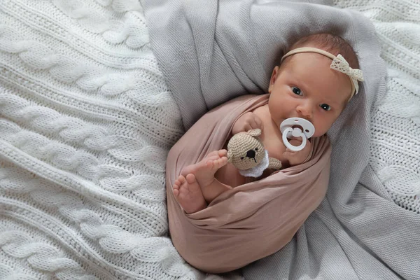 Adorable Bebé Recién Nacido Con Chupete Juguete Cuadros Punto Vista — Foto de Stock