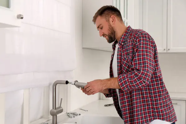 Man Repareren Waterkraan Met Moersleutel Keuken — Stockfoto
