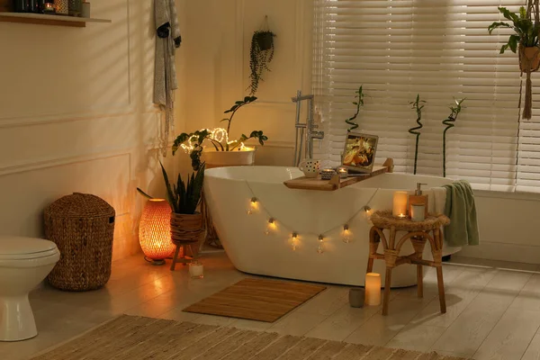 Elegante Baño Interior Con Plantas Interior Verdes Luces Cuerda Idea — Foto de Stock