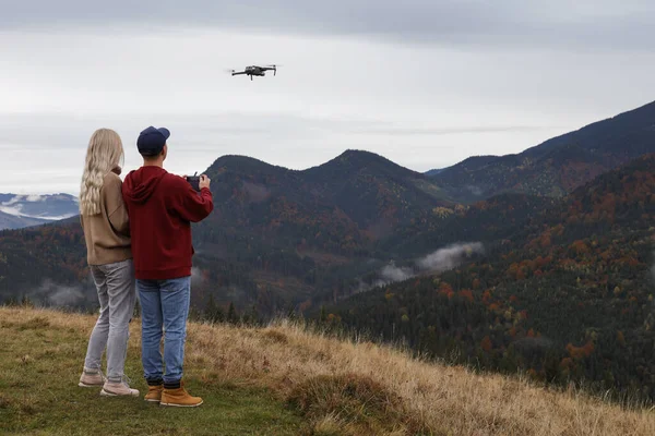 Νεαρό Ζευγάρι Λειτουργεί Σύγχρονο Drone Τηλεχειριστήριο Στα Βουνά Πίσω Όψη — Φωτογραφία Αρχείου