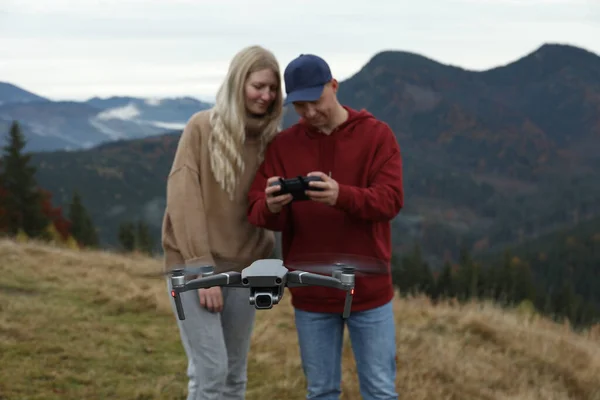 Young Couple Operating Modern Drone Remote Control Mountains — Stock Photo, Image