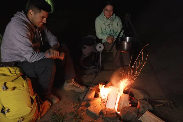 Ζευγάρι Κάθεται Κοντά Στη Φωτιά Στο Στρατόπεδο Νύχτα — Φωτογραφία Αρχείου