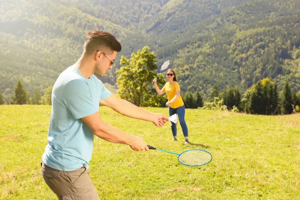 Par Spelar Badminton Bergen Solig Dag — Stockfoto