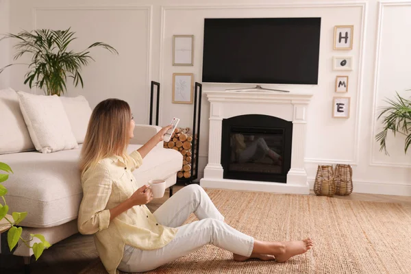 Giovane Donna Che Guarda Televisione Casa Soggiorno Interno Con Sul — Foto Stock