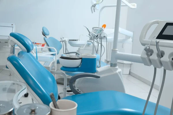 Interior Oficina Del Dentista Con Silla Equipo Moderno —  Fotos de Stock