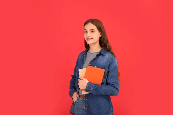 Étudiant Adolescent Avec Des Livres Sur Fond Rouge — Photo