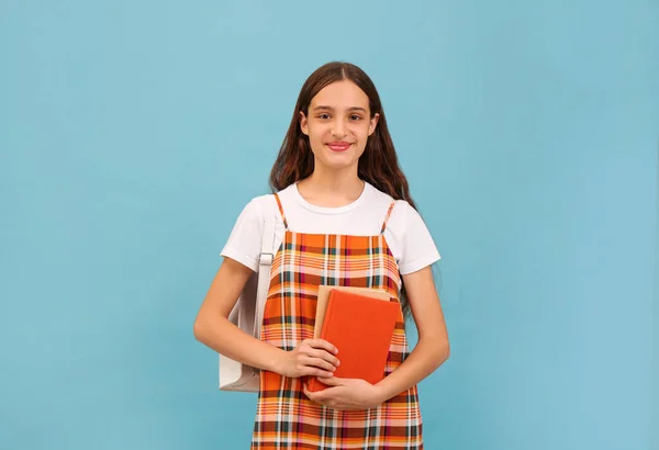 Estudante Adolescente Com Mochila Livros Fundo Azul Claro — Fotografia de Stock