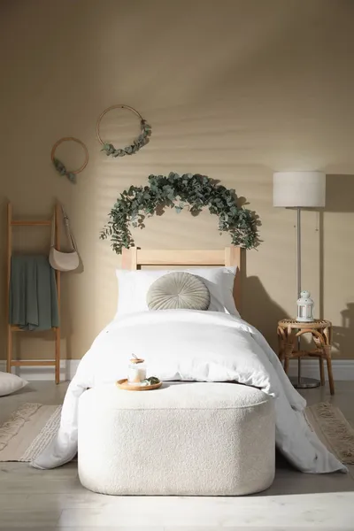 美しいユーカリのガーランドで飾られたスタイリッシュなベッドルーム — ストック写真