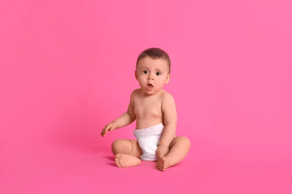 Lindo Bebé Pañal Suave Seco Sentado Sobre Fondo Rosa —  Fotos de Stock