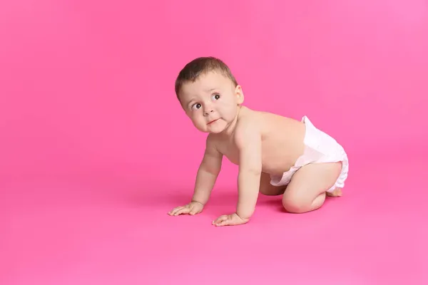 Lindo Bebé Pañal Suave Seco Arrastrándose Sobre Fondo Rosa Espacio — Foto de Stock